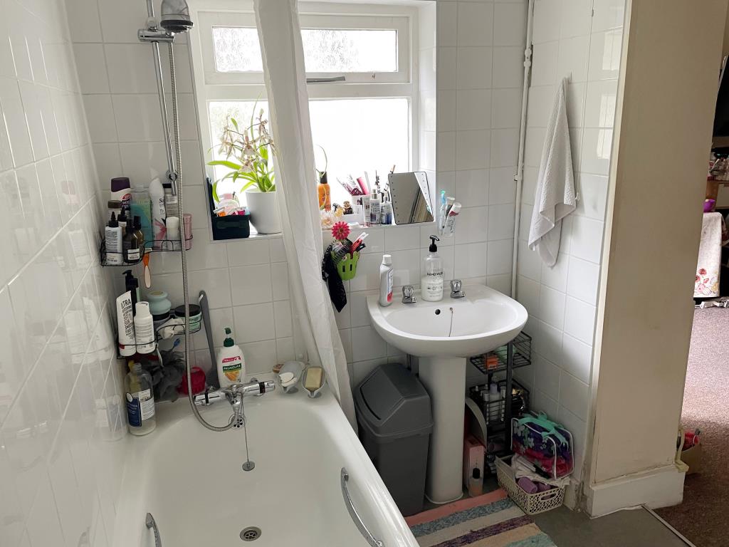 Lot: 71 - PATIO FLAT FOR INVESTMENT IN CITY CENTRE - White bathroom suite with sink and window